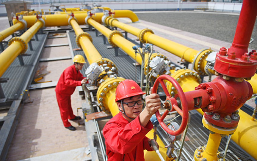 中石油西气东输管道公司银川管理处的巡检人员对西气东输中卫气压站内的管道、压力表进行检查。