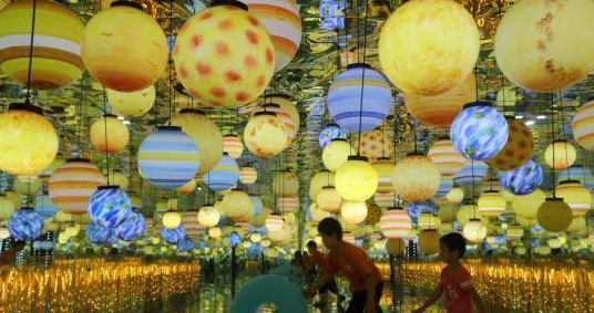 青岛大型 5D 全息光影艺术展，一片星海欢迎参观者到场