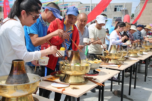 西宁市城北区举行乡村土火锅节，非遗美食文化传播开来