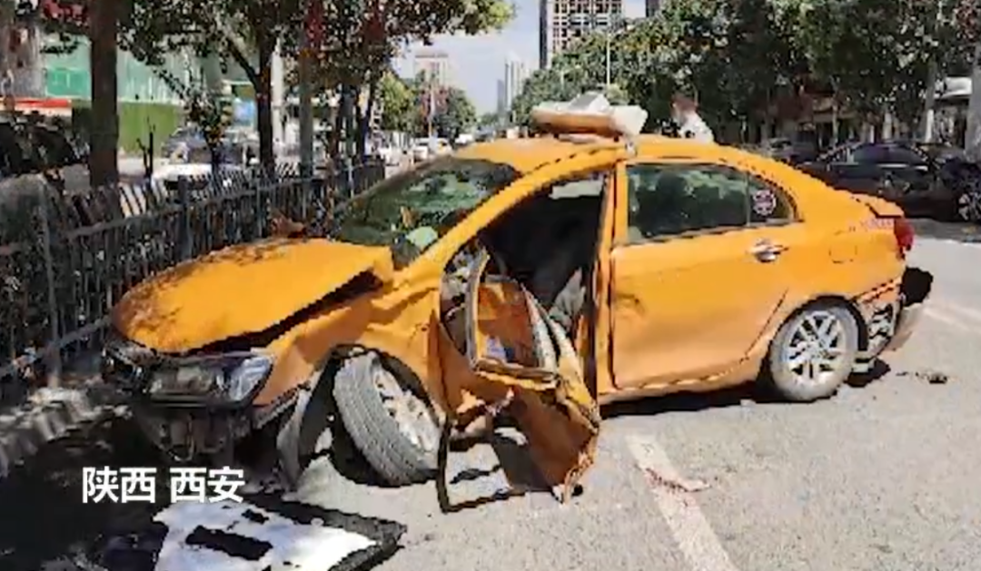 西安一辆计程车非法掉头，与奔驰相撞，造成司机死亡