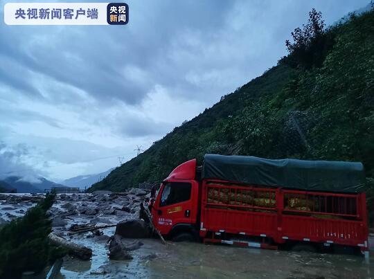 京昆高速公路G5亚西段因暴雨和泥石流引起的部分收费站关闭。