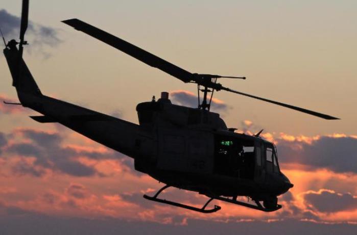 在美国空军直升机向空中开枪后，紧急着陆机组人员受伤并流血。