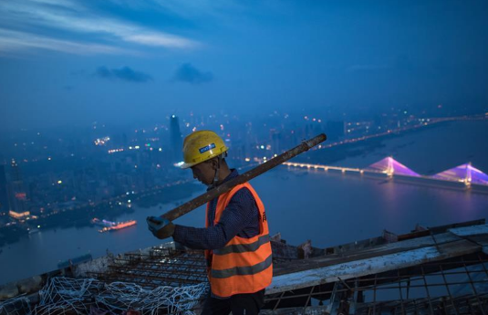 俯瞰长江的建设工人