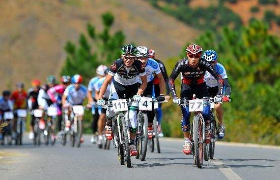  甘肃首届跨过丝绸之路的国际山地自行车大赛拉开帷幕