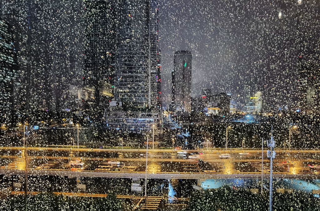北京 CBD 暴雨画面