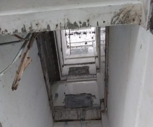 文昌的一座老建筑安装了电梯，一名58岁的工人在施工现场死亡