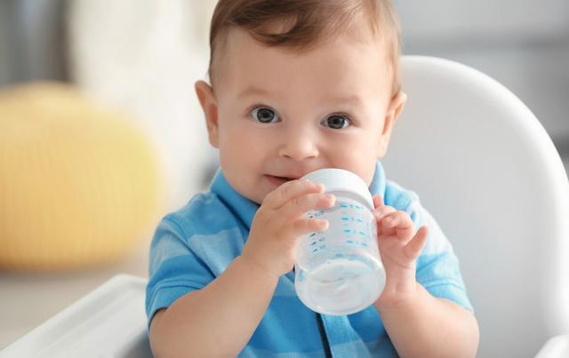 喝开水对婴儿有好处，但这两种开水不应该给婴儿喝，这会影响孩子的健康