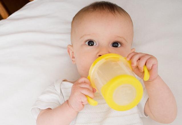 新生儿6个月内不需要喝水？如果这三种情况发生在孩子身上，家长赶紧给孩子喝水