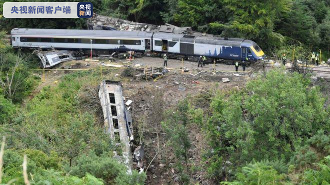 英国的苏格兰脱轨火车遭遇山体滑坡