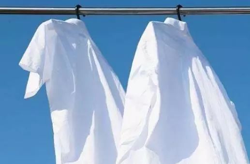 如何洗白衣服，防止发黄
