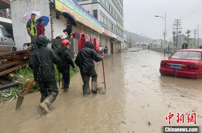 甘肃武都暴雨导致山洪泥石流，消防营救400余人