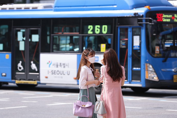 韩国首都圈开展了二级防疫工作，疫情的综合传播和防控形势严峻。