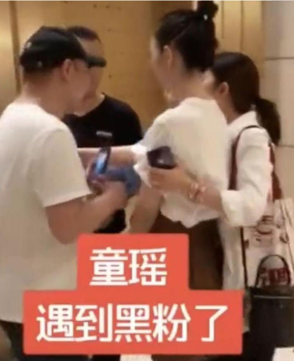 童瑶被男子围困电梯口求抱，曾骚扰过很多女明星，下个目标好像是刘亦菲