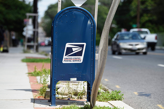 美国邮政局将暂停服务改革，以避免影响11月的选举
