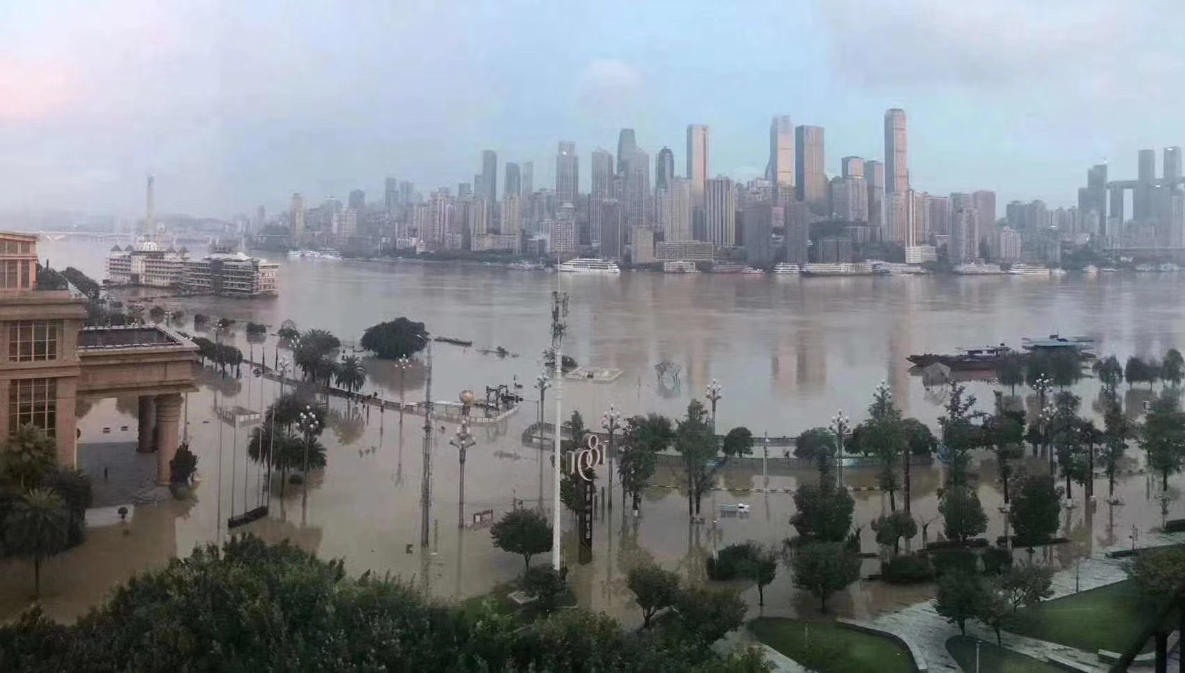 长江重庆四站超保证水位，主城区多条沿江道路被淹。