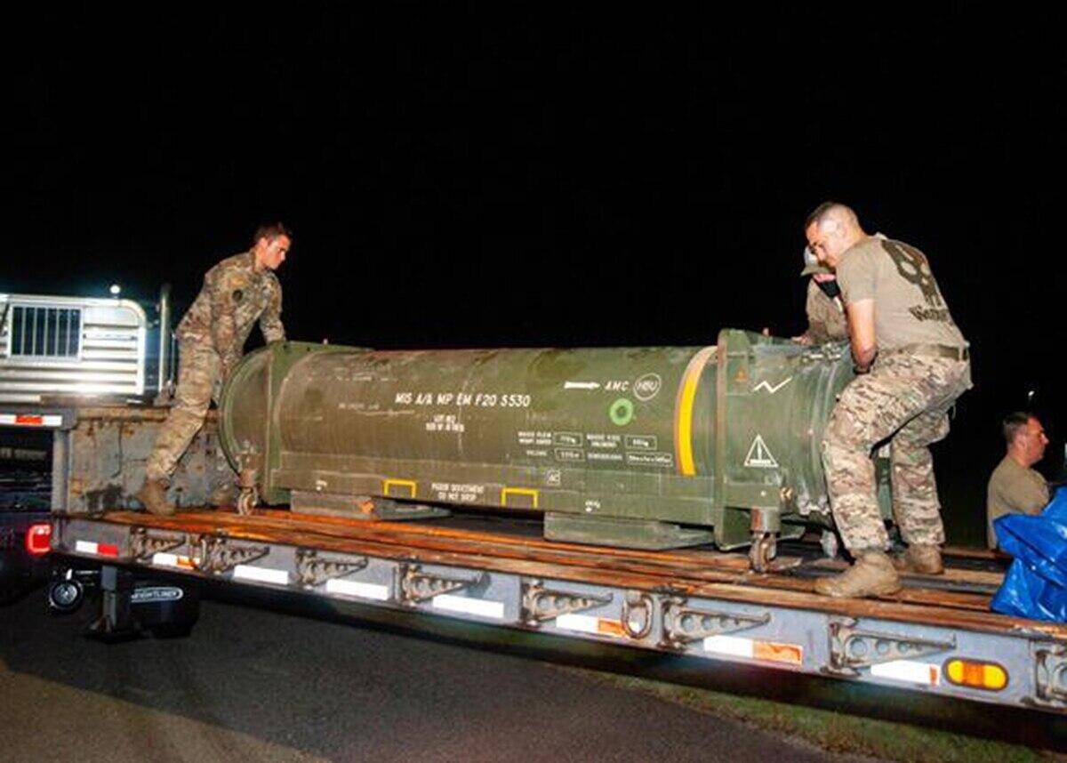 美国民用机场集装箱中出现巨型导弹--美国军用炸弹部队紧急部署