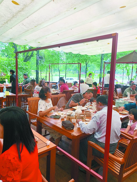 缅甸餐馆安装的玻璃屏风
