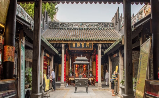 广州西关藏有大概千年的古庙，前面几年春天，游客真的很少