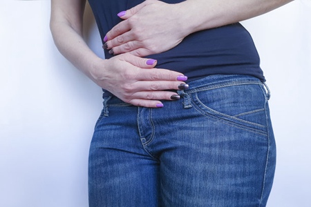 肚子老是阵阵腹痛，到底发生了什么？这五种引起腹痛的原因要及时治疗