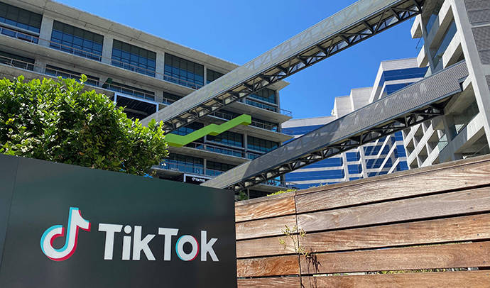  据透露，TikTok最早将在下周一起诉美国政府，因与特朗普的禁令有关。