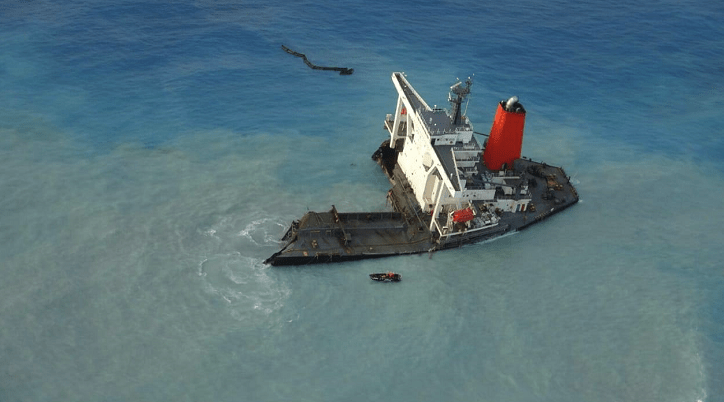  日本货轮在毛里求斯触礁，漏油，警方透露了调查的更多细节