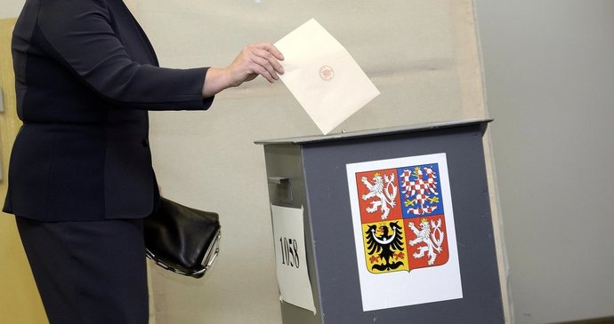  捷克总统泽曼签署了一项法案，在隔离期间参与选举投票法案签署成法