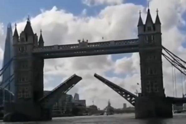泰晤士河两岸交通堵塞：因英国伦敦塔桥的“卡壳” 
