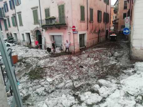 意大利维罗纳地区受到一场强烈冰雹的袭击，已宣布该地区处于危机状态。