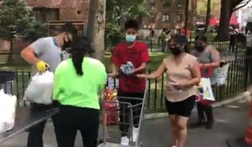 疫情之下难果腹 纽约居民在本周末6：00排队等候400米的时间领取食物。
