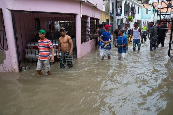 热带风暴劳拉袭击加勒比海，造成至少12人死亡