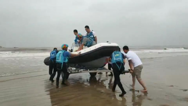 台风“巴威”发威 8人被卷入海中 蓝天队在近四小时救了六人上岸