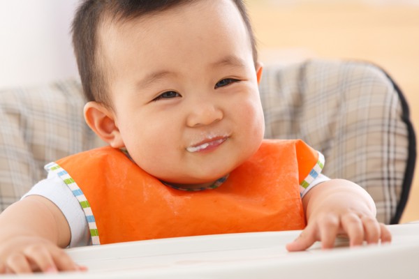 宝宝吃酸奶什么阶段比较合适？  吃酸奶要注意哪些问题