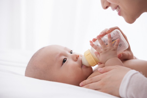 冲泡奶粉的水温多少最为合适   世界卫生组织建议：冲泡婴儿奶粉的水温不得低于70℃