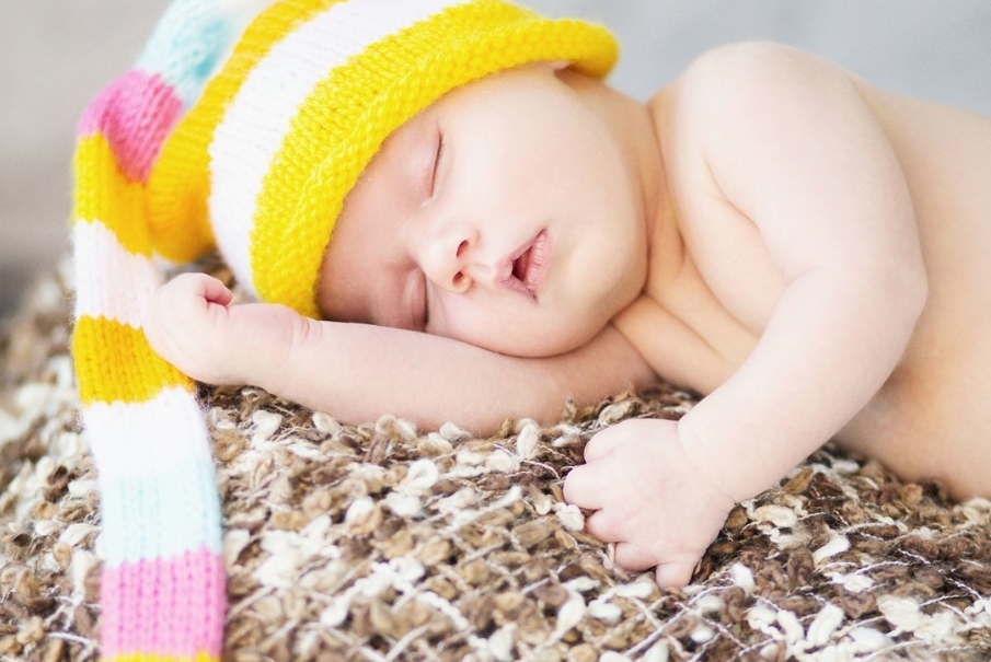 新生儿侧卧睡得好还是仰睡好？你的宝宝喜欢什么样的睡眠姿势？