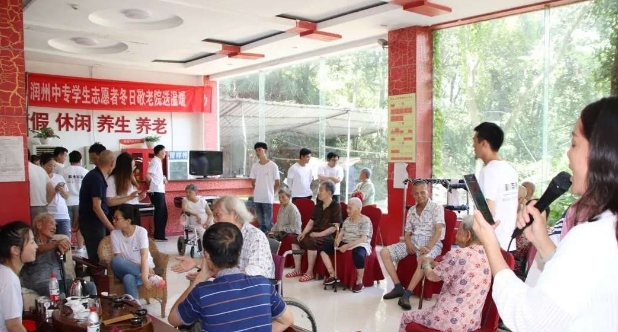 镇江：爱心企业安排员工在养老院开展志愿服务活动