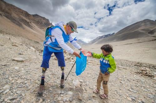 这位 71 岁的无腿男子向珠穆朗玛峰发起了 "第六次挑战"