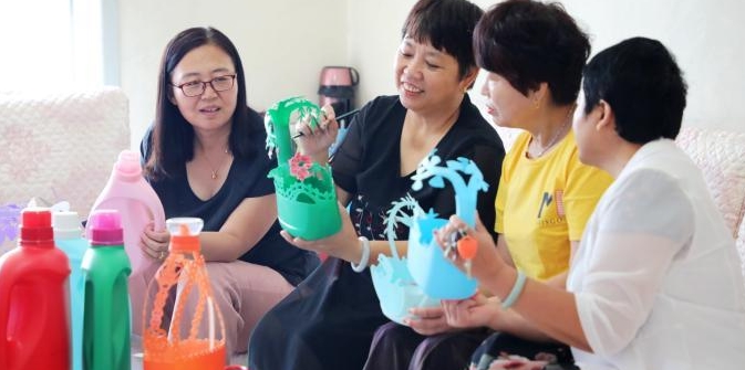 河北平乡妇女节俭营造处新的生活状态：废旧塑料瓶变成奇思妙想的装饰品