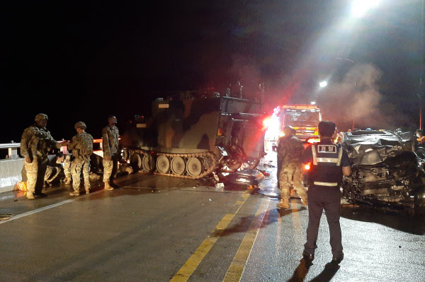 美军装甲车与韩国私家车相撞：4人死亡