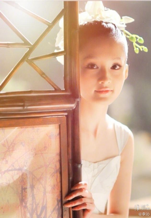 李沁绿洲晒老照片，纪念开博客10年， 白色的吊带裙子，清纯可人