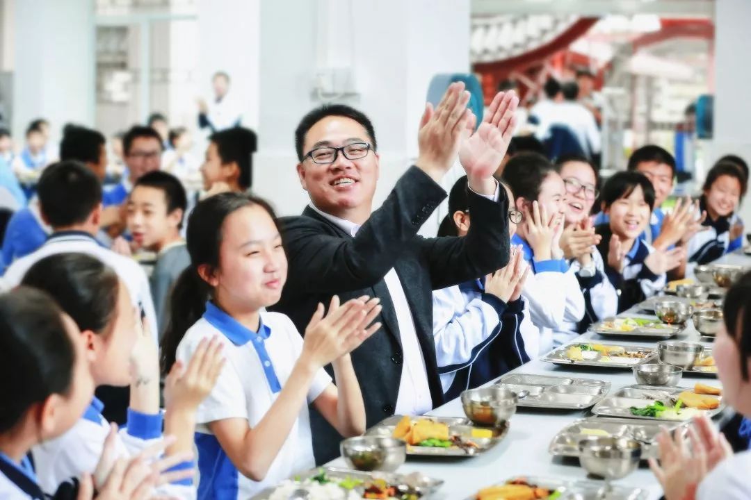 天津高校食堂均实行"选餐制"，中小学校外配餐必须提供一半的选择