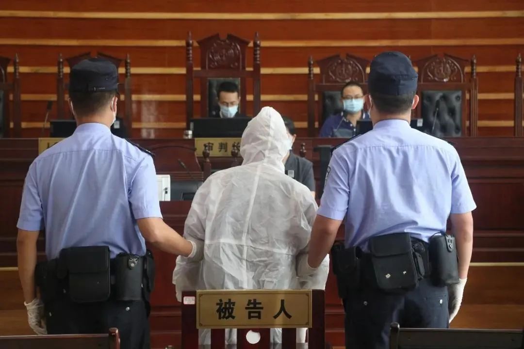 外出打麻将致两人确诊新冠120人隔离，德阳男子被判两年监禁。