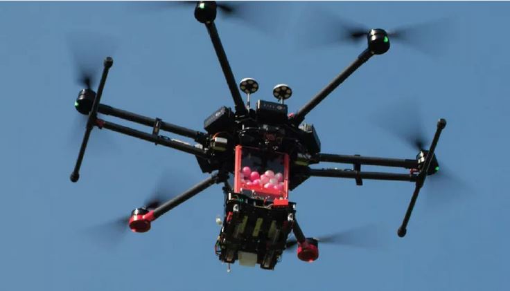 “伊格尼斯”中的无人机上，载有照相机和球形的燃烧弹 图自无人机改装公司“Drone Amplified”