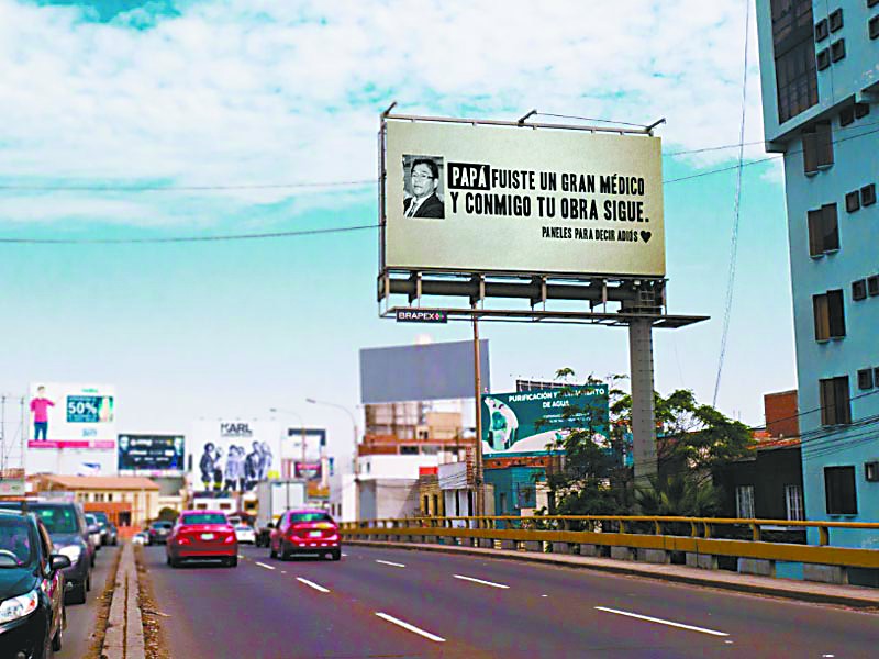 秘鲁人在广告牌上告别亲人