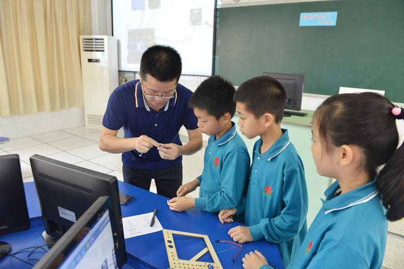 为让人工智能教育进入小学课堂，中山市著名教师举行了隆重的开学礼