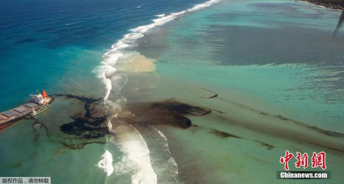 货轮燃油泄漏导致毛里求斯环境污染