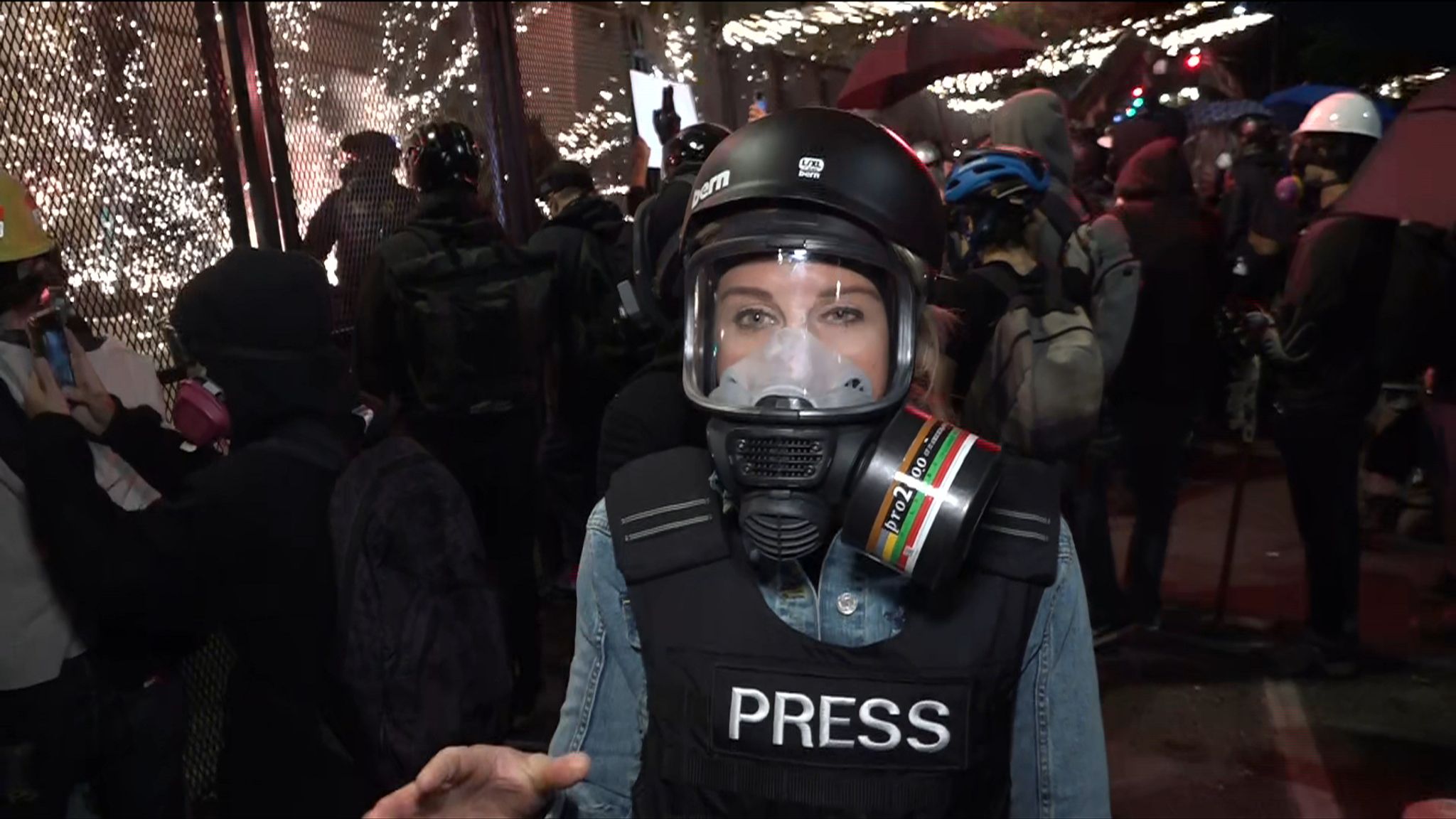 示威者假装是记者，美国警方一点也不顾及