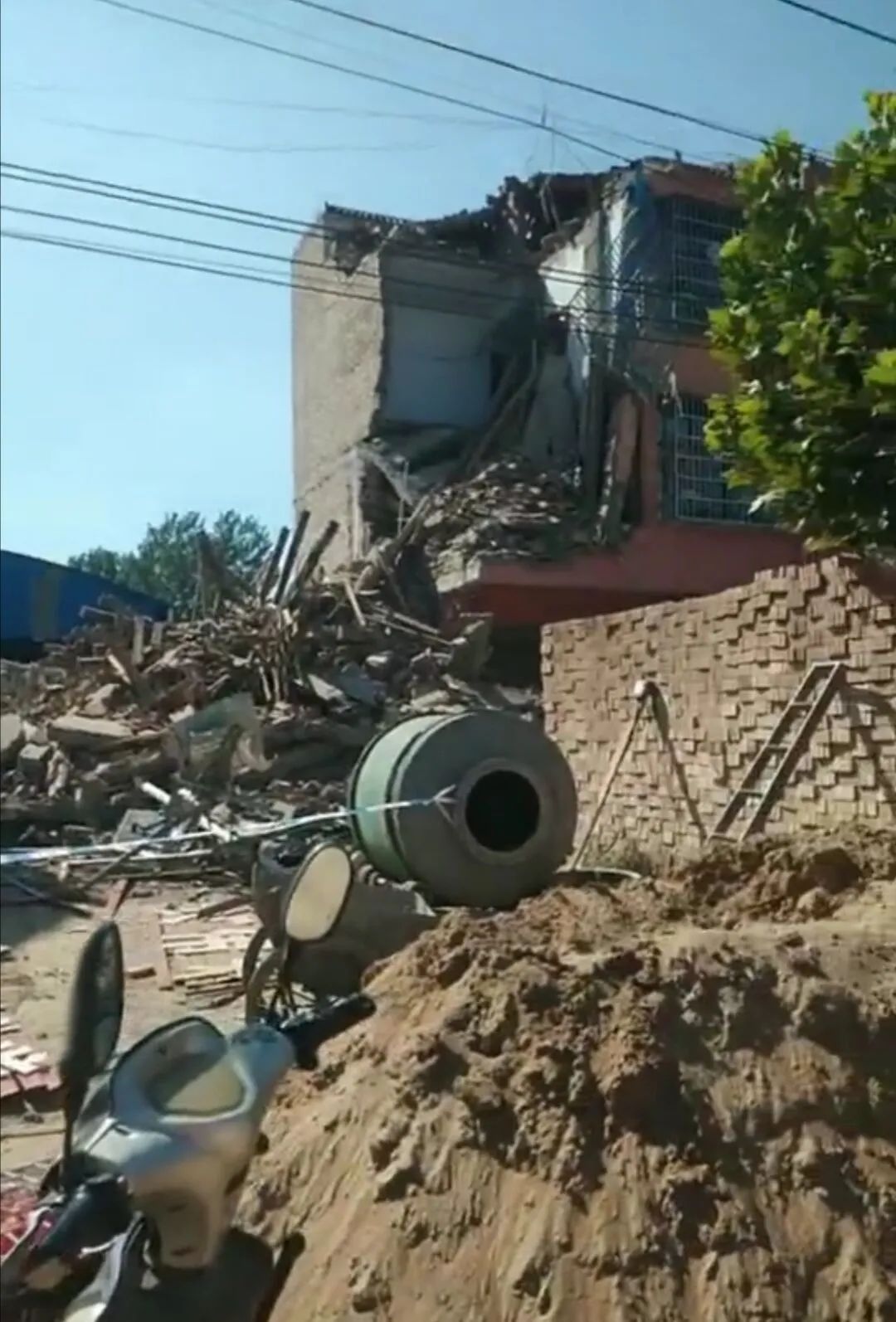  周口的四层楼突然倒塌了，邻居家的地基太深了。