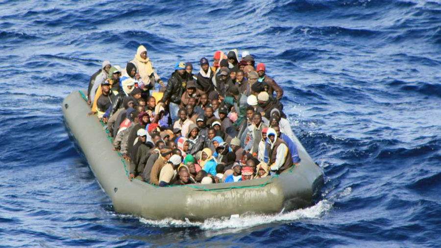 在海上被困多日，三名难民跳下船后获救