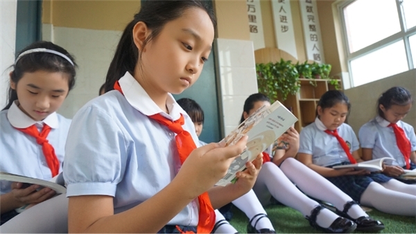  班里的学生们定期读书，这种阅读公益活动已经从上海传到了全国。