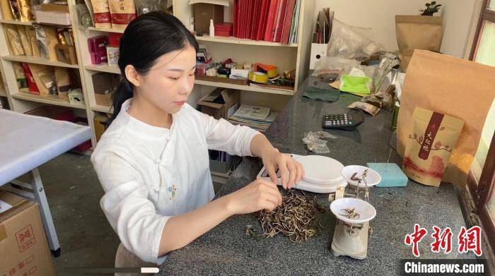 90后"女研究生回国创业，继承花舞茶的工艺。